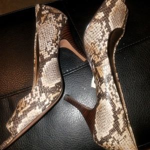 TAHARI SNAKE SKIN PUMPS